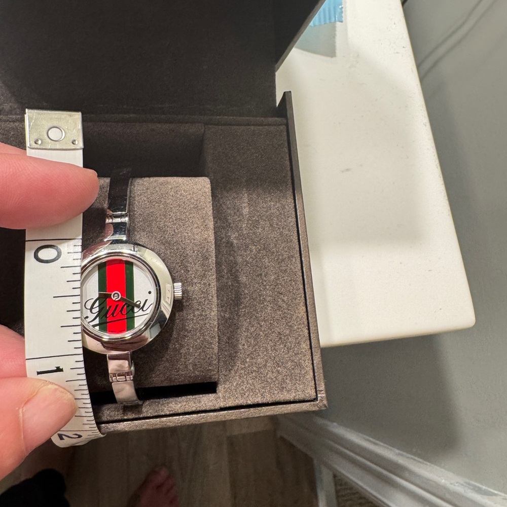Gucci Silver Timepiece with Red and Green Accents - Picture 7 of 8